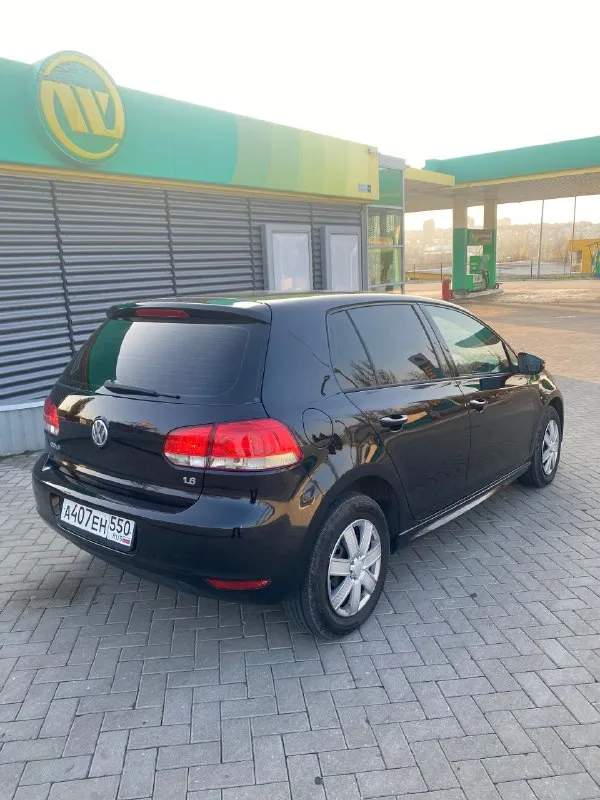 В продаже volkswagen golf 6 2010 года выпуска на автомате!!! пробег 178000 тыс. км. (честного подтвержденного автотекой) автотека зеленая!!! без дтп и страховых выплат!!! скину по запросу, мотор 1.6 bse надежный беспроблемный бензиновый мотор 102 л. с. автомобиль прошел большое т. о мотор шепчет! масло не ест ни грамма!!! работает тихо его и не слышно! также обслужена коробка с заменой масла и фильтров, переключает идеально. автомобиль на хорошей комплектации, есть все для комфортного вождения! это: двухзонный климат контроль. кожаный мультируль, подогрев сидений и зеркал, 4 электростеклоподъемника дорогая андроид магнитола! и многое другое, все не описать! автомобиль на новой резине. по ходовой не единого стука! кузов в идеальном состоянии!!! осмотр город макеевка. (центр) цена 890 тыс. торг! +79493471306 - фотография - 6