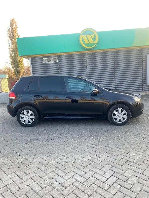 В продаже volkswagen golf 6 2010 года выпуска на автомате!!! пробег 178000 тыс. км. (честного подтвержденного автотекой) автотека зеленая!!! без дтп и страховых выплат!!! скину по запросу, мотор 1.6 bse надежный беспроблемный бензиновый мотор 102 л. с. автомобиль прошел большое т. о мотор шепчет! масло не ест ни грамма!!! работает тихо его и не слышно! также обслужена коробка с заменой масла и фильтров, переключает идеально. автомобиль на хорошей комплектации, есть все для комфортного вождения! это: двухзонный климат контроль. кожаный мультируль, подогрев сидений и зеркал, 4 электростеклоподъемника дорогая андроид магнитола! и многое другое, все не описать! автомобиль на новой резине. по ходовой не единого стука! кузов в идеальном состоянии!!! осмотр город макеевка. (центр) цена 890 тыс. торг! +79493471306 - фотография - 7