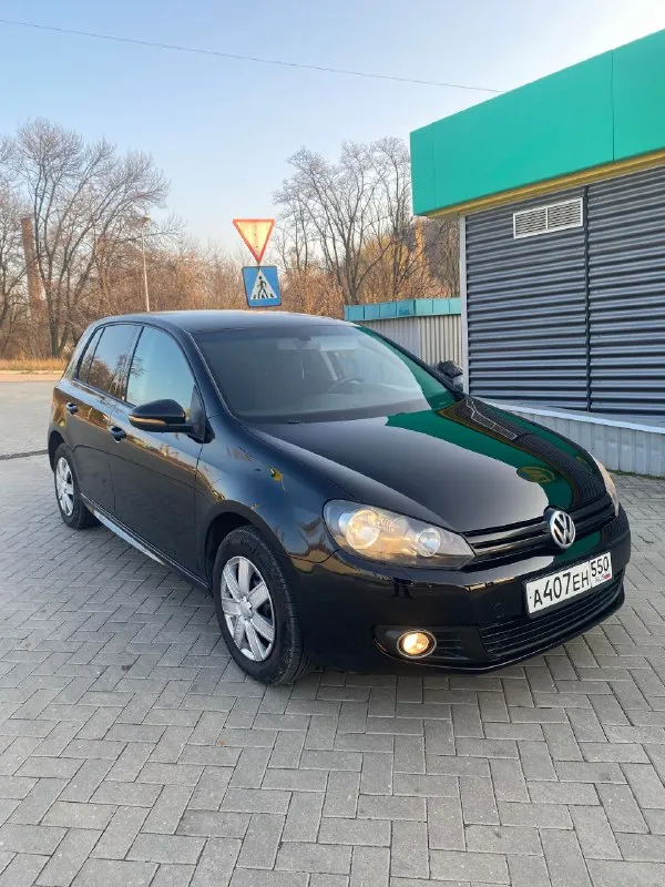 В продаже volkswagen golf 6 2010 года выпуска на автомате!!! пробег 178000 тыс. км. (честного подтвержденного автотекой) автотека зеленая!!! без дтп и страховых выплат!!! скину по запросу, мотор 1.6 bse надежный беспроблемный бензиновый мотор 102 л. с. автомобиль прошел большое т. о мотор шепчет! масло не ест ни грамма!!! работает тихо его и не слышно! также обслужена коробка с заменой масла и фильтров, переключает идеально. автомобиль на хорошей комплектации, есть все для комфортного вождения! это: двухзонный климат контроль. кожаный мультируль, подогрев сидений и зеркал, 4 электростеклоподъемника дорогая андроид магнитола! и многое другое, все не описать! автомобиль на новой резине. по ходовой не единого стука! кузов в идеальном состоянии!!! осмотр город макеевка. (центр) цена 890 тыс. торг! +79493471306 - фотография - 8