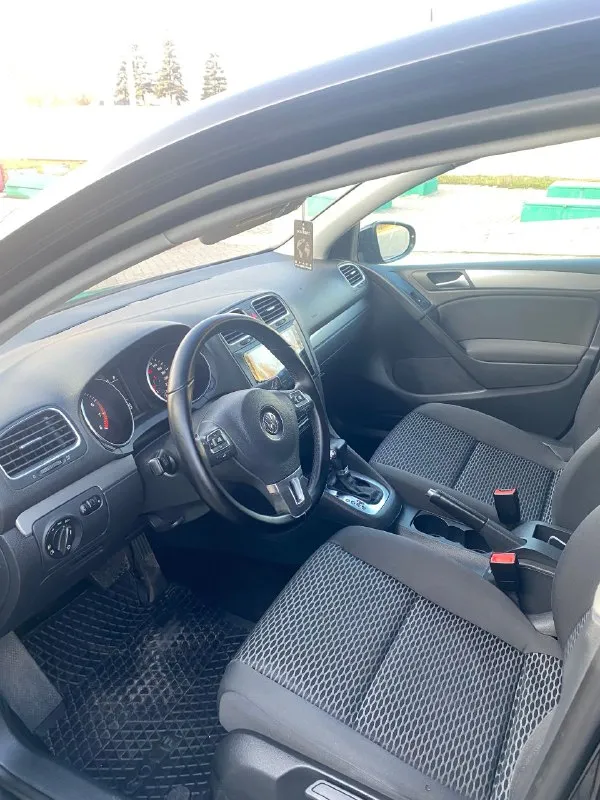 В продаже volkswagen golf 6 2010 года выпуска на автомате!!! пробег 178000 тыс. км. (честного подтвержденного автотекой) автотека зеленая!!! без дтп и страховых выплат!!! скину по запросу, мотор 1.6 bse надежный беспроблемный бензиновый мотор 102 л. с. автомобиль прошел большое т. о мотор шепчет! масло не ест ни грамма!!! работает тихо его и не слышно! также обслужена коробка с заменой масла и фильтров, переключает идеально. автомобиль на хорошей комплектации, есть все для комфортного вождения! это: двухзонный климат контроль. кожаный мультируль, подогрев сидений и зеркал, 4 электростеклоподъемника дорогая андроид магнитола! и многое другое, все не описать! автомобиль на новой резине. по ходовой не единого стука! кузов в идеальном состоянии!!! осмотр город макеевка. (центр) цена 890 тыс. торг! +79493471306 - фотография - 9