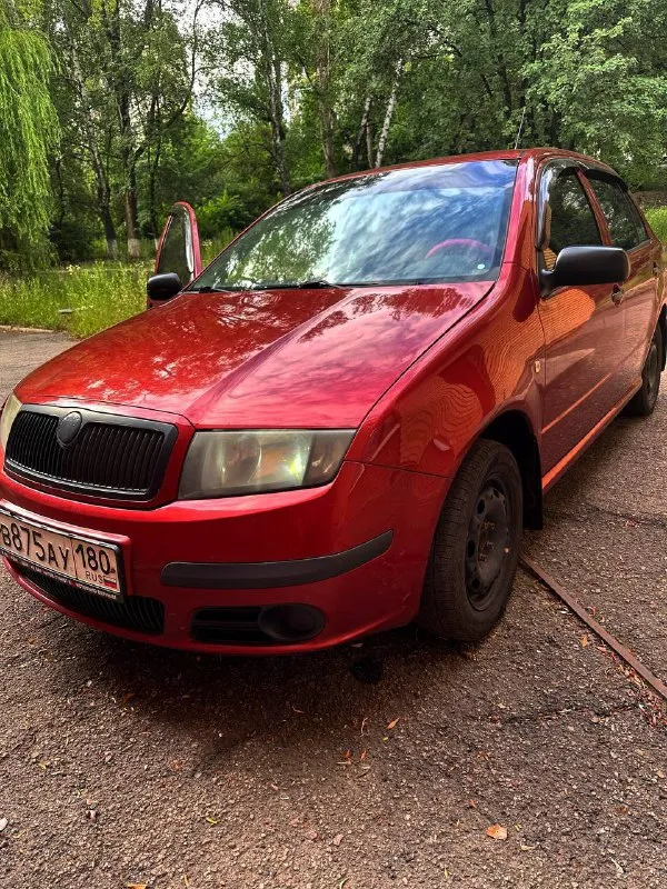 Skoda fabia 1,2 (2006) шкода фабия пробег 372000 капиталился движок полностью механика машина обслуживалась оригинальными запчастями аккумулятор, генератор, бензонасос недавно были заменены машина резвая, едет хорошо и быстро стоит магнитола 2дин стоят колонки jbl стоит видеорегистратор зеркало с двумя камерами (пишет и морду машину и зад) стоят лед лампы чехлы сзади и накидки спереди звонить по номеру +79493757459 донецк, кировский район 💵 цена: 450 тысяч рублей торг у капота - фотография - 2