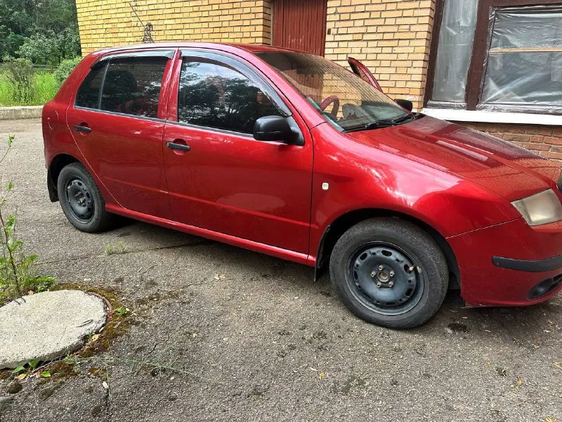 Skoda fabia 1,2 (2006) шкода фабия пробег 372000 капиталился движок полностью механика машина обслуживалась оригинальными запчастями аккумулятор, генератор, бензонасос недавно были заменены машина резвая, едет хорошо и быстро стоит магнитола 2дин стоят колонки jbl стоит видеорегистратор зеркало с двумя камерами (пишет и морду машину и зад) стоят лед лампы чехлы сзади и накидки спереди звонить по номеру +79493757459 донецк, кировский район 💵 цена: 450 тысяч рублей торг у капота - фотография - 3