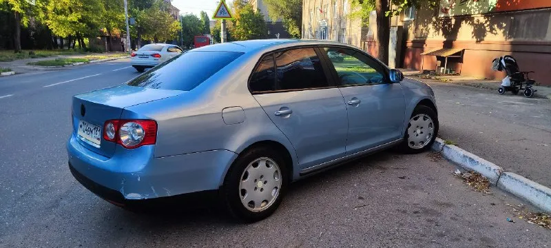Продам volkswagen jetta 5 год: 2007 двигатель: 1.6 bse бензин коробка: автомат aisin 6ст. климат контроль, усилитель руля, система курсовой устойчивости, эл. зеркала, обогрев зеркал, обогрев передних сидений, 4 эл. стек. под стоит уже на зимней резине! отдам комплект летней резины на сезон ещё хватит. по документам любое переоформление. я собственник цена: 520 т. р небольшой торг алчевск - перевальск +79591097880 📞 звоните: +7(959)1097880 - фотография - 5