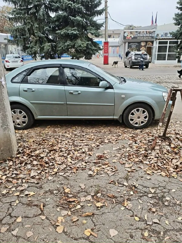Продам chevrolet лачетти cdx, мотор 1.8, коробка автомат. год 2006, куплен в автосалоне, пробег 142 тыс км. климат, усилитель руля, abs, 4 стеклоподьемника, цена 700 тыс рублей, донецк +79494056246 📞 звоните: +7(949)4056246 - фотография - 6