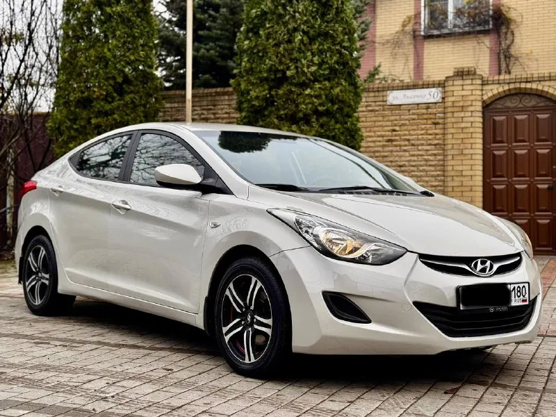 Продам hyundai elantra авто в отличном состоянии 2014 г. объем двигатель 1.6 коробка автомат мультируль стеклоподъемники подогрев сидений руля родной пробег 160 000 км гаражная хранение продажа мы хозяева автомобиля два комплекта резины зима лета цена 1 250 000 руб. телефон +7 949 484 37 35 николай васильевич - фотография - 2