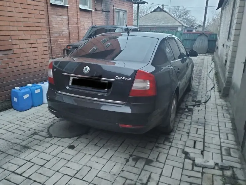 Октавия а5 10 год 1.6 механика, пробег 280 по кузову есть косяки лкп, железо все родное, кроме переднего крыла, подвеска не стучит, много чего поменял, цена 600 торг возможен обмен с доплатой в обе стороны, авто мое, владею 5 лет, подробности в лс или по телефону - фотография - 2