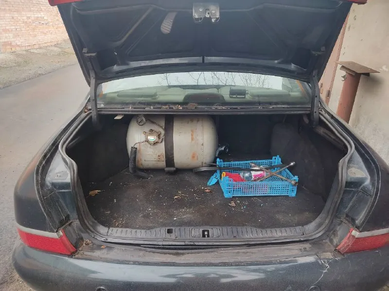 Продам ford скорпио (1997 г. ) объем мотора 2.9 бензин. (нужно выставить зажигание и он поедет в моторе стуков нет никаких лишних звуков выдео как работает мотор могу скинуть в лс ) кпп пятиступенчатая не вылетает не хрусти не гнилой кожанный салон эллектро регулеровка сидений, стеклоподёмники на все 4 двери, центральный замок, кондиционер, есть гур, и многое другое, тормоза все дисковые отличные! ходовка перебрана всё светиться моргает машина едет очень бодро цена 130к переоформление без проблем город донецк номер для связи +79493524315 так же приветствуется обмен 📞 звоните: +7(949)3524315 - фотография - 2