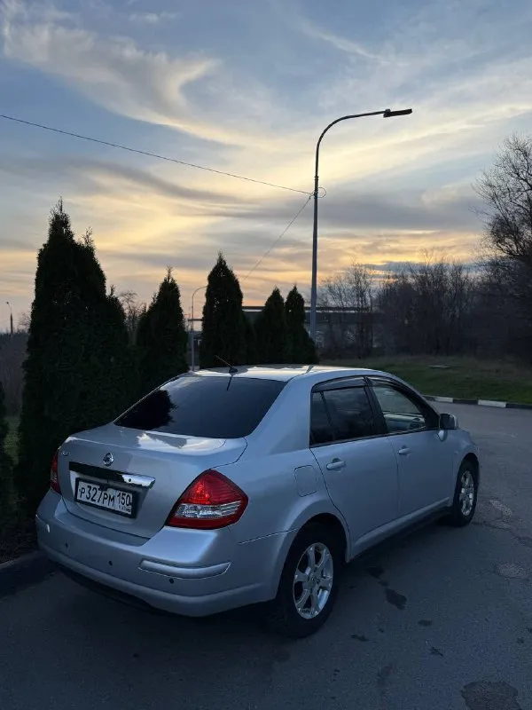 Nissan тиида, может кто искал машину под себя! 2007 год 1.6 автомат! 2 владельца ✅ отличная автотека ✅ по технической части двигатель, коробка, ходовая часть без нареканий ! кузов 2 косм окраса, в остальном в родная краска, вин читается без проблем ! комлектация: кондиционер (заправлен), гур, 4 эсп, подогревы передних сидений, подогрев заднего стекла и зеркал, электрорегулировка зеркал, корректор фар, центральный замок, андроид магнитола, блютус, камера заднего вида, оптика в бронепленке, парктроники задние, все горит, все работает. салон в отличном состоянии, чистый, диски титаны на зиме шипы (износ минимальный). смотреть донецк, макеевка, +79494137677 старт рынка на что-то подобное 700к+ 🚀 моя цена 670к рублей, торг минимальный❗️ 📞 звоните: +7(949)4137677 - фотография - 2