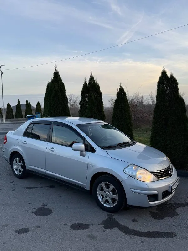 Nissan тиида, может кто искал машину под себя! 2007 год 1.6 автомат! 2 владельца ✅ отличная автотека ✅ по технической части двигатель, коробка, ходовая часть без нареканий ! кузов 2 косм окраса, в остальном в родная краска, вин читается без проблем ! комлектация: кондиционер (заправлен), гур, 4 эсп, подогревы передних сидений, подогрев заднего стекла и зеркал, электрорегулировка зеркал, корректор фар, центральный замок, андроид магнитола, блютус, камера заднего вида, оптика в бронепленке, парктроники задние, все горит, все работает. салон в отличном состоянии, чистый, диски титаны на зиме шипы (износ минимальный). смотреть донецк, макеевка, +79494137677 старт рынка на что-то подобное 700к+ 🚀 моя цена 670к рублей, торг минимальный❗️ 📞 звоните: +7(949)4137677 - фотография - 3