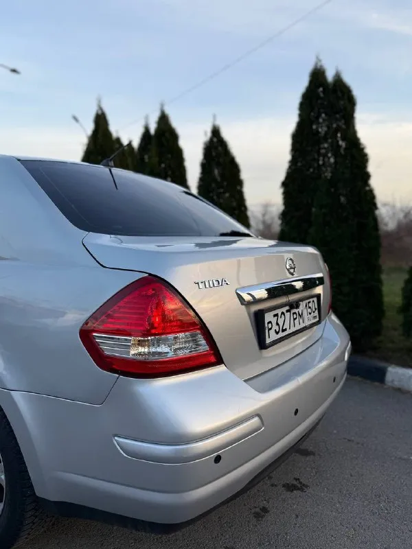 Nissan тиида, может кто искал машину под себя! 2007 год 1.6 автомат! 2 владельца ✅ отличная автотека ✅ по технической части двигатель, коробка, ходовая часть без нареканий ! кузов 2 косм окраса, в остальном в родная краска, вин читается без проблем ! комлектация: кондиционер (заправлен), гур, 4 эсп, подогревы передних сидений, подогрев заднего стекла и зеркал, электрорегулировка зеркал, корректор фар, центральный замок, андроид магнитола, блютус, камера заднего вида, оптика в бронепленке, парктроники задние, все горит, все работает. салон в отличном состоянии, чистый, диски титаны на зиме шипы (износ минимальный). смотреть донецк, макеевка, +79494137677 старт рынка на что-то подобное 700к+ 🚀 моя цена 670к рублей, торг минимальный❗️ 📞 звоните: +7(949)4137677 - фотография - 4