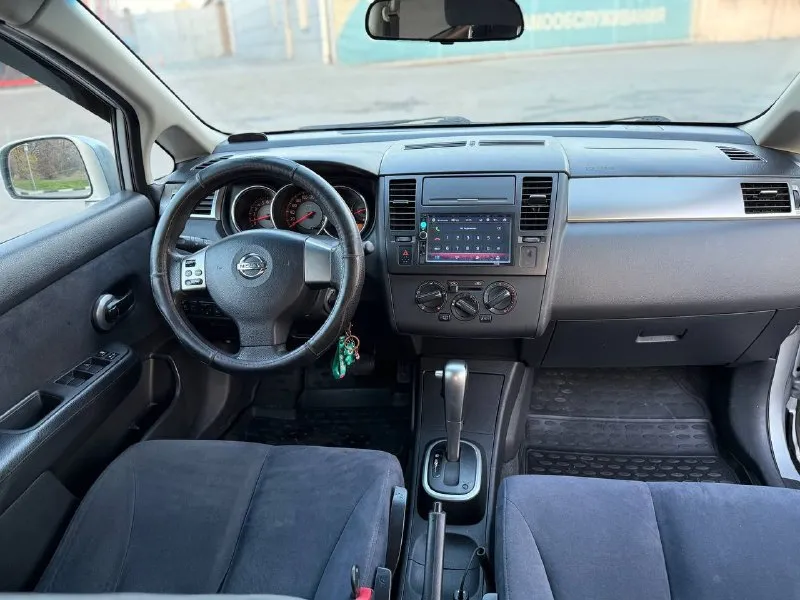 Nissan тиида, может кто искал машину под себя! 2007 год 1.6 автомат! 2 владельца ✅ отличная автотека ✅ по технической части двигатель, коробка, ходовая часть без нареканий ! кузов 2 косм окраса, в остальном в родная краска, вин читается без проблем ! комлектация: кондиционер (заправлен), гур, 4 эсп, подогревы передних сидений, подогрев заднего стекла и зеркал, электрорегулировка зеркал, корректор фар, центральный замок, андроид магнитола, блютус, камера заднего вида, оптика в бронепленке, парктроники задние, все горит, все работает. салон в отличном состоянии, чистый, диски титаны на зиме шипы (износ минимальный). смотреть донецк, макеевка, +79494137677 старт рынка на что-то подобное 700к+ 🚀 моя цена 670к рублей, торг минимальный❗️ 📞 звоните: +7(949)4137677 - фотография - 5