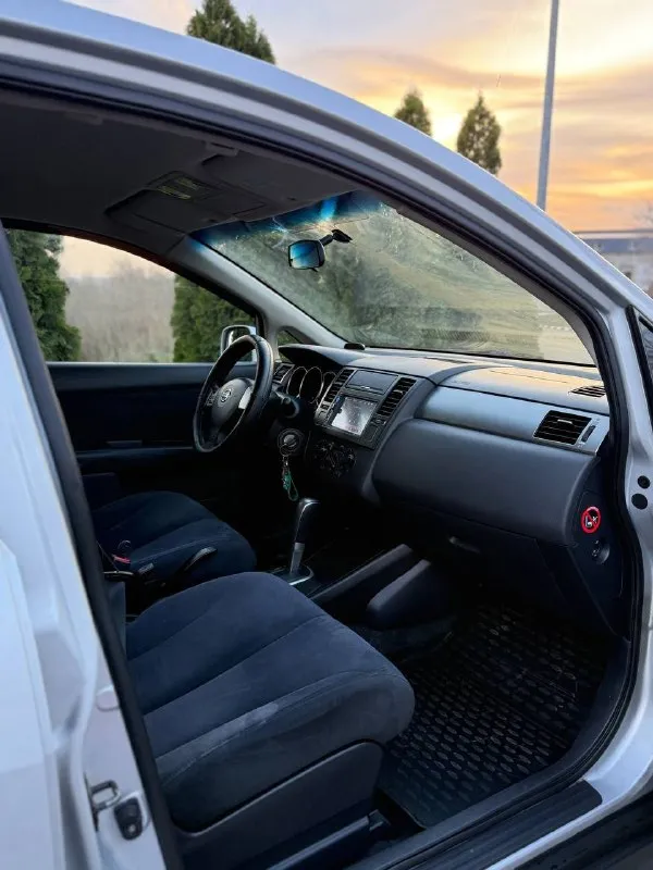 Nissan тиида, может кто искал машину под себя! 2007 год 1.6 автомат! 2 владельца ✅ отличная автотека ✅ по технической части двигатель, коробка, ходовая часть без нареканий ! кузов 2 косм окраса, в остальном в родная краска, вин читается без проблем ! комлектация: кондиционер (заправлен), гур, 4 эсп, подогревы передних сидений, подогрев заднего стекла и зеркал, электрорегулировка зеркал, корректор фар, центральный замок, андроид магнитола, блютус, камера заднего вида, оптика в бронепленке, парктроники задние, все горит, все работает. салон в отличном состоянии, чистый, диски титаны на зиме шипы (износ минимальный). смотреть донецк, макеевка, +79494137677 старт рынка на что-то подобное 700к+ 🚀 моя цена 670к рублей, торг минимальный❗️ 📞 звоните: +7(949)4137677 - фотография - 7