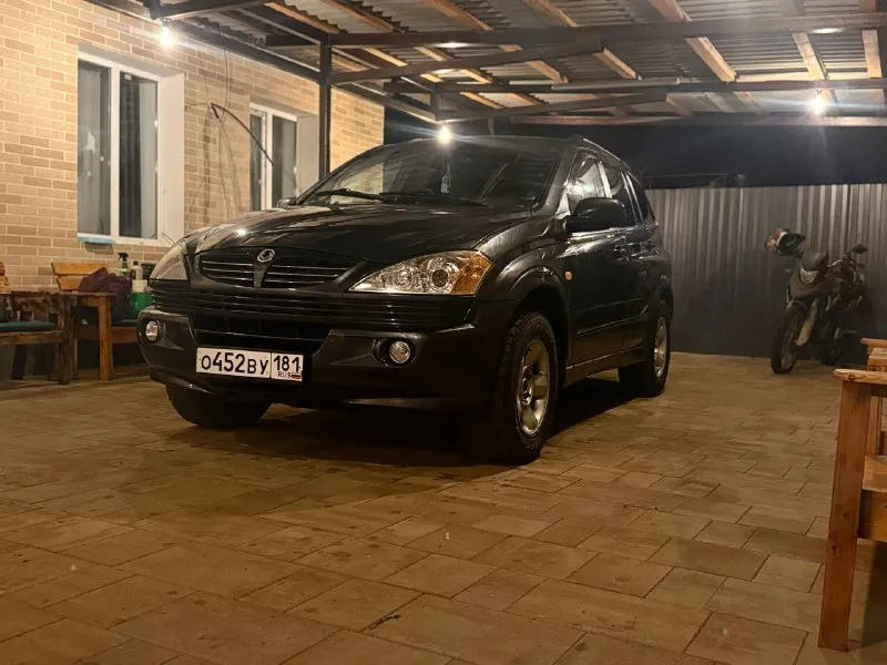 В продаже корейский рамный внедорожник! ssangyong kyron 2007гв дизельный надежный мотор! с малым расходом и хорошей мощностью! на полном приводе. резина зима, грязевая. ошибок никаких нет. машина в достойном состоянии. на хорошей комплектации. музыка блютуз салон кожа. подогревы сидений эл регулировка сидений документы в полном порядке, номера везде читаются. я собственник. город осмотра молодогвардейск, цена 600тр +79591481265 📞 звоните: +7(959)1481265 - фотография - 2