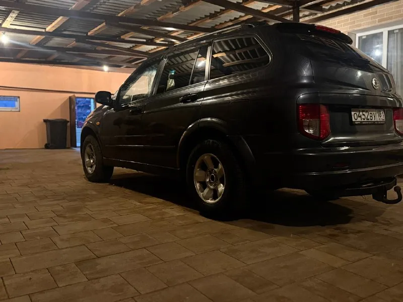 В продаже корейский рамный внедорожник! ssangyong kyron 2007гв дизельный надежный мотор! с малым расходом и хорошей мощностью! на полном приводе. резина зима, грязевая. ошибок никаких нет. машина в достойном состоянии. на хорошей комплектации. музыка блютуз салон кожа. подогревы сидений эл регулировка сидений документы в полном порядке, номера везде читаются. я собственник. город осмотра молодогвардейск, цена 600тр +79591481265 📞 звоните: +7(959)1481265 - фотография - 5