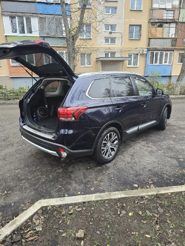 Mitsubishi outlander 2.4 cvt, 2017 год 121 000 км полный привод. максимальная комплектация продаю свой семейный автомобиль, состояние идеальное, бережное хранение. очень надёжное и просторное авто. +79497108100 -виталик цена 2 200 000 р. - фотография - 7