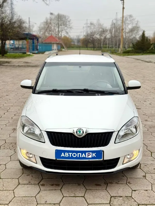 🇨🇿 skoda fabia mkll 1,4 💰цена: 620 000р 🏢город: мариуполь 📅год выпуска: 2012 🧾пробег: 196 000км. ⚙️двигатель: 1.4 ⛽топливо: бензин ⚙️кпп: механика 📞 телефон: +7-949-727-41-51 +7-989-263-55-56 +7-949-551-91-52 💾 описание: fabia идеальный выбор для тех, кто ищет надёжный и практичный автомобиль. этот универсал отличается элегантным дизайном и просторным салоном. ✅3 владельца, птс оригинал ✅отличное состояние кузова, без коррозии и дефектов ✅хорошее техническое состояние, ходовая перебрана комплектация 👍: кондиционер обслужен (холодильник шикарно), гур, abs, центральный замок, подогрев сидений, электропакет, два ключа, магнитола с bluetooth. улица шевченко 269 - фотография - 2