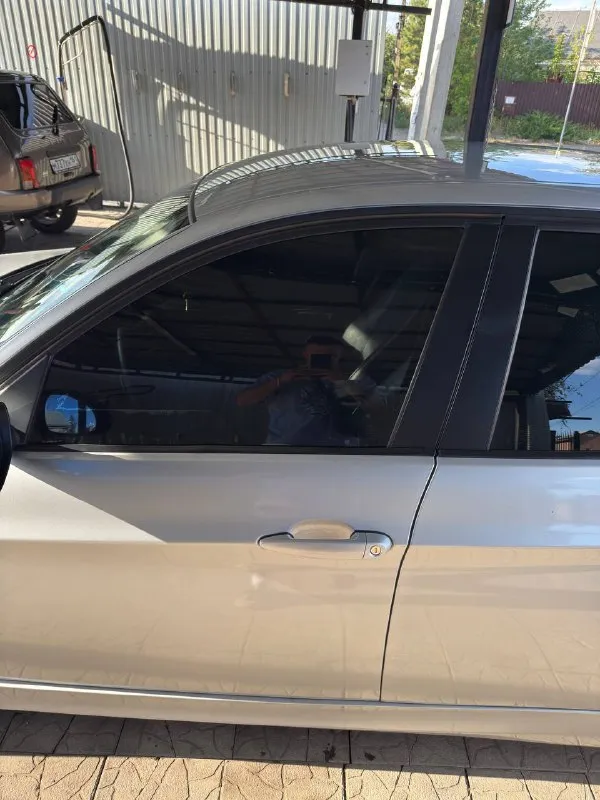 В продаже bmw 320 e90, 2005 г. в., коробка автомат, работает без пинков, двигатель контракт(документы в наличии). кузов целый, есть незначительные притертости на бамперах. на 17-х дисках, резина зимняя. салон-кожа, не потрепянный. двухзонный климат. передняя оптика полностью заменена, светит на отлично. машина на ходу, без обязательных вложений, но есть куда приложить руки ( детали уже куплены осталась только работа). я хозяин, переоформление в мрэо. цена-850 000. торг приветствуется. за информацией в лс либо по номеру- +7949-497-03-77(телеграмм на этом номере). 📲 tg: георгий русский 📞 звоните: +7(949)4970377 - фотография - 6