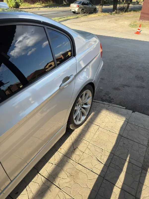 В продаже bmw 320 e90, 2005 г. в., коробка автомат, работает без пинков, двигатель контракт(документы в наличии). кузов целый, есть незначительные притертости на бамперах. на 17-х дисках, резина зимняя. салон-кожа, не потрепянный. двухзонный климат. передняя оптика полностью заменена, светит на отлично. машина на ходу, без обязательных вложений, но есть куда приложить руки ( детали уже куплены осталась только работа). я хозяин, переоформление в мрэо. цена-850 000. торг приветствуется. за информацией в лс либо по номеру- +7949-497-03-77(телеграмм на этом номере). 📲 tg: георгий русский 📞 звоните: +7(949)4970377 - фотография - 7