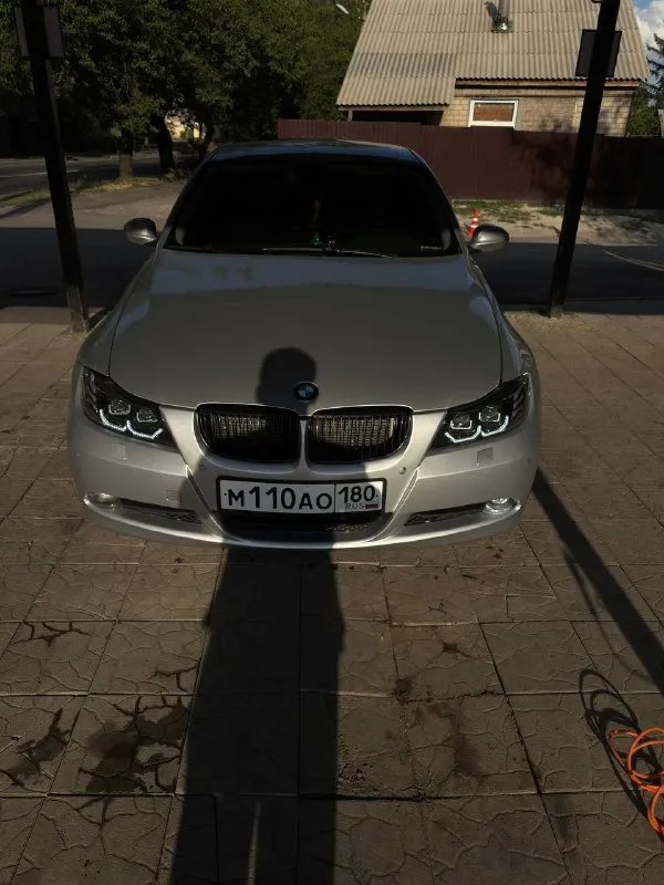 В продаже bmw 320 e90, 2005 г. в., коробка автомат, работает без пинков, двигатель контракт(документы в наличии). кузов целый, есть незначительные притертости на бамперах. на 17-х дисках, резина зимняя. салон-кожа, не потрепянный. двухзонный климат. передняя оптика полностью заменена, светит на отлично. машина на ходу, без обязательных вложений, но есть куда приложить руки ( детали уже куплены осталась только работа). я хозяин, переоформление в мрэо. цена-850 000. торг приветствуется. за информацией в лс либо по номеру- +7949-497-03-77(телеграмм на этом номере). 📲 tg: георгий русский 📞 звоните: +7(949)4970377 - фотография - 8