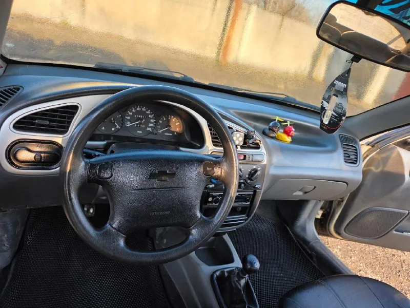 Продам chevrolet lanos sx 2008г двигатель 1.5 без нареканий установлены хорошие линзы все горит и работает установлена двухсторонняя сигнализация с (автозапуском можно поставить) багажник открывается с брелка и рычага перевод продажей сделал тормоза, ручник по внешке есть нюансы но не критично цена 190т р торг в подарок отдам зимние колеса в комплекте собственник+79495113652 - фотография - 8