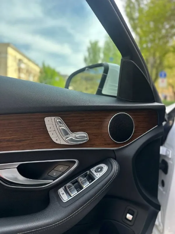 Mercedes с 300 2.0 9g-tronic (258 л. с.) 2020г пробег 52000км, родной. машина не бита, не крашена. состояние идеальное, пройдено то. комплектация sport: климат, кожаный руль, сидения, круиз контроль, камера заднего вида, автоматический парковщик, экстренное торможение один владелец по птс. возможен торг, обмен. цена: 3 390 000 tg: nestviks +7 961 403-08-55 - роман 📞 звоните: +7(961)4030855 - фотография - 5