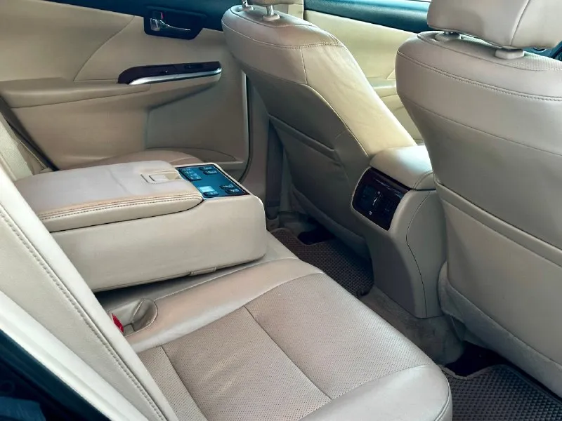 Продам прекрасный автомобиль! цена 1.520🍋 торг. toyota camry v50 2012 год. 2.5 бензин! акпп 6 ступенчатый! сборка япония!!! максимальная комплектация! кузов в родном окрасе! внешне и технически в прекрасном состоянии! на зимней резине! птс оригинал, 2 хозяина. комплектация самая максимальная, 3 зоны климат контроля, датчики дождя и света, адаптивный ксенон (при повороте руля линзы поворачивают) подогрев всех сидений, электро регулировка руля, передних и задних сидений, омыватели фар, штатная акустика jbl играет очень достойно! отделка салоном натуральным деревом, и т. д +7 (949) 463-15-57 📞 звоните: +7(949)4631557 - фотография - 10