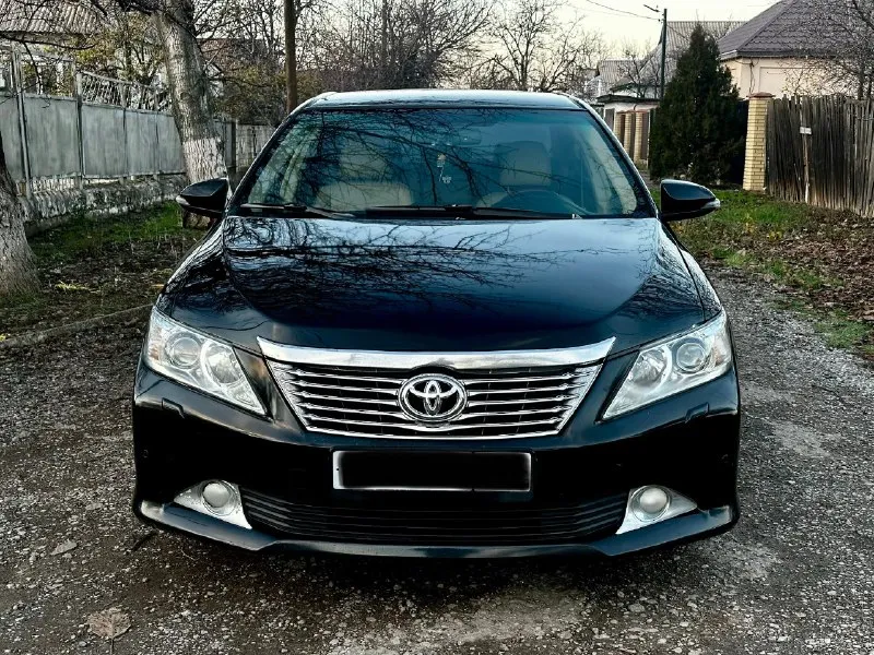 Продам прекрасный автомобиль! цена 1.520🍋 торг. toyota camry v50 2012 год. 2.5 бензин! акпп 6 ступенчатый! сборка япония!!! максимальная комплектация! кузов в родном окрасе! внешне и технически в прекрасном состоянии! на зимней резине! птс оригинал, 2 хозяина. комплектация самая максимальная, 3 зоны климат контроля, датчики дождя и света, адаптивный ксенон (при повороте руля линзы поворачивают) подогрев всех сидений, электро регулировка руля, передних и задних сидений, омыватели фар, штатная акустика jbl играет очень достойно! отделка салоном натуральным деревом, и т. д +7 (949) 463-15-57 📞 звоните: +7(949)4631557 - фотография - 2