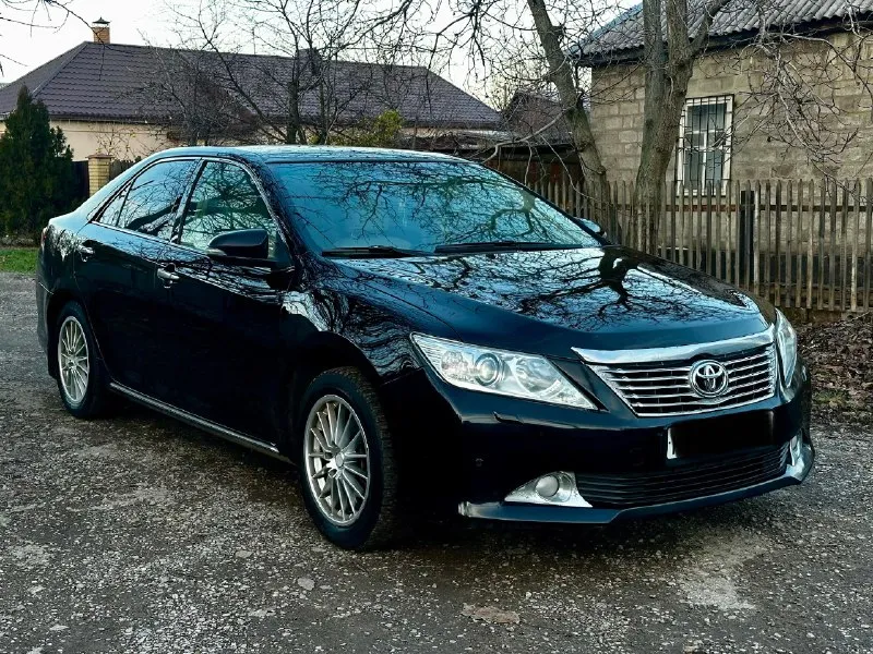 Продам прекрасный автомобиль! цена 1.520🍋 торг. toyota camry v50 2012 год. 2.5 бензин! акпп 6 ступенчатый! сборка япония!!! максимальная комплектация! кузов в родном окрасе! внешне и технически в прекрасном состоянии! на зимней резине! птс оригинал, 2 хозяина. комплектация самая максимальная, 3 зоны климат контроля, датчики дождя и света, адаптивный ксенон (при повороте руля линзы поворачивают) подогрев всех сидений, электро регулировка руля, передних и задних сидений, омыватели фар, штатная акустика jbl играет очень достойно! отделка салоном натуральным деревом, и т. д +7 (949) 463-15-57 📞 звоните: +7(949)4631557 - фотография - 3