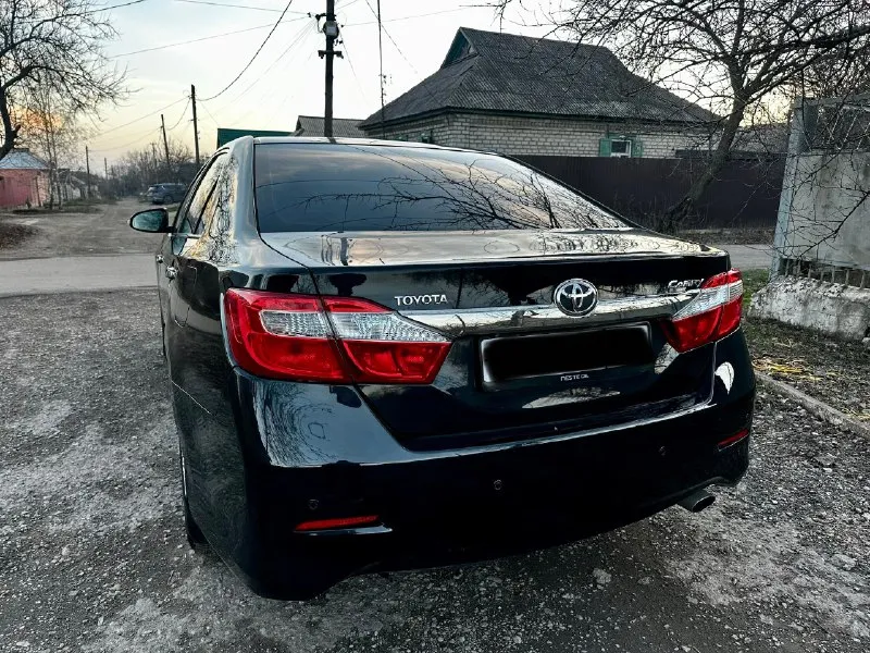 Продам прекрасный автомобиль! цена 1.520🍋 торг. toyota camry v50 2012 год. 2.5 бензин! акпп 6 ступенчатый! сборка япония!!! максимальная комплектация! кузов в родном окрасе! внешне и технически в прекрасном состоянии! на зимней резине! птс оригинал, 2 хозяина. комплектация самая максимальная, 3 зоны климат контроля, датчики дождя и света, адаптивный ксенон (при повороте руля линзы поворачивают) подогрев всех сидений, электро регулировка руля, передних и задних сидений, омыватели фар, штатная акустика jbl играет очень достойно! отделка салоном натуральным деревом, и т. д +7 (949) 463-15-57 📞 звоните: +7(949)4631557 - фотография - 6