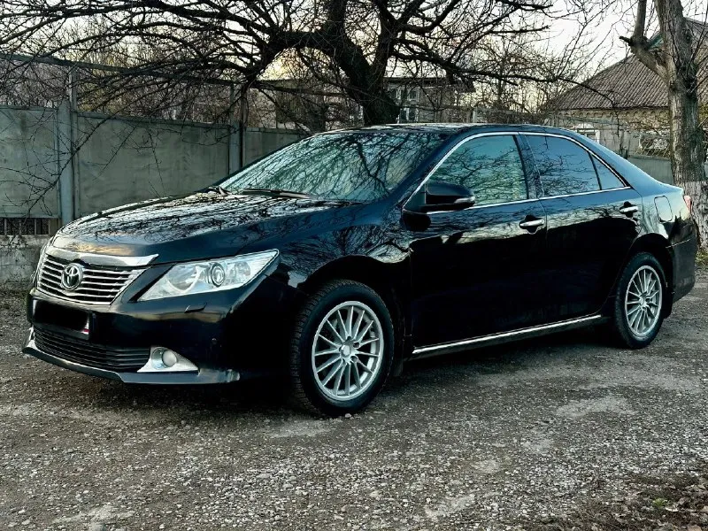 Продам прекрасный автомобиль! цена 1.520🍋 торг. toyota camry v50 2012 год. 2.5 бензин! акпп 6 ступенчатый! сборка япония!!! максимальная комплектация! кузов в родном окрасе! внешне и технически в прекрасном состоянии! на зимней резине! птс оригинал, 2 хозяина. комплектация самая максимальная, 3 зоны климат контроля, датчики дождя и света, адаптивный ксенон (при повороте руля линзы поворачивают) подогрев всех сидений, электро регулировка руля, передних и задних сидений, омыватели фар, штатная акустика jbl играет очень достойно! отделка салоном натуральным деревом, и т. д +7 (949) 463-15-57 📞 звоните: +7(949)4631557 - фотография - 7