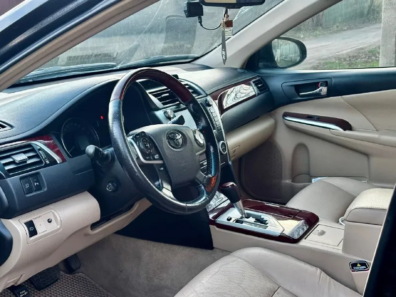 Продам прекрасный автомобиль! цена 1.520🍋 торг. toyota camry v50 2012 год. 2.5 бензин! акпп 6 ступенчатый! сборка япония!!! максимальная комплектация! кузов в родном окрасе! внешне и технически в прекрасном состоянии! на зимней резине! птс оригинал, 2 хозяина. комплектация самая максимальная, 3 зоны климат контроля, датчики дождя и света, адаптивный ксенон (при повороте руля линзы поворачивают) подогрев всех сидений, электро регулировка руля, передних и задних сидений, омыватели фар, штатная акустика jbl играет очень достойно! отделка салоном натуральным деревом, и т. д +7 (949) 463-15-57 📞 звоните: +7(949)4631557 - фотография - 8