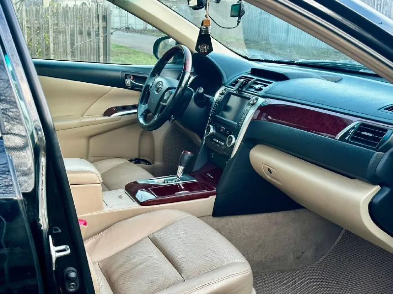 Продам прекрасный автомобиль! цена 1.520🍋 торг. toyota camry v50 2012 год. 2.5 бензин! акпп 6 ступенчатый! сборка япония!!! максимальная комплектация! кузов в родном окрасе! внешне и технически в прекрасном состоянии! на зимней резине! птс оригинал, 2 хозяина. комплектация самая максимальная, 3 зоны климат контроля, датчики дождя и света, адаптивный ксенон (при повороте руля линзы поворачивают) подогрев всех сидений, электро регулировка руля, передних и задних сидений, омыватели фар, штатная акустика jbl играет очень достойно! отделка салоном натуральным деревом, и т. д +7 (949) 463-15-57 📞 звоните: +7(949)4631557 - фотография - 9