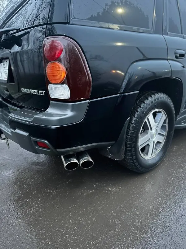 Продам настоящего американца- chevrolet trailblazer, 2007 г. в. объём двигателя 4.2/ 295 л. с. автомат. в максимальной редкой комплектации ltz с люком, датчик света, датчик дождя, память сидений, круиз контроль. carplay. розетки, обогрев сидений с возможностью отдельного обогрева спинки сиденья, заводское прицепное, имеется сервисная книжка. туманки - линзы 200км назад заменил все фильтра масла резина новая а/т все сезонка, приобретена месяц назад люк не течёт климат 3-х зонный, холодит, что руки отмерзают газ не стоял все что должно работать, работает. автомобиль не новый, имеются следы эксплуатации. отличная альтернатива прадо и паджеро, но с более приятной ценой. документы в порядке, переоформление по дкп или мрэо цена 900.000 торг у капота с реальным адекватеным покупателем. готов выслушать ваши предложения. можно на обмен. находится в г. макеевка тел. +79494030429 📲 tg: @zyranooov 📞 звоните: +7(949)4030429 - фотография - 2