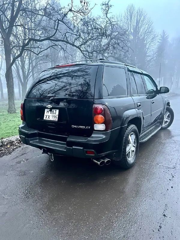 Продам настоящего американца- chevrolet trailblazer, 2007 г. в. объём двигателя 4.2/ 295 л. с. автомат. в максимальной редкой комплектации ltz с люком, датчик света, датчик дождя, память сидений, круиз контроль. carplay. розетки, обогрев сидений с возможностью отдельного обогрева спинки сиденья, заводское прицепное, имеется сервисная книжка. туманки - линзы 200км назад заменил все фильтра масла резина новая а/т все сезонка, приобретена месяц назад люк не течёт климат 3-х зонный, холодит, что руки отмерзают газ не стоял все что должно работать, работает. автомобиль не новый, имеются следы эксплуатации. отличная альтернатива прадо и паджеро, но с более приятной ценой. документы в порядке, переоформление по дкп или мрэо цена 900.000 торг у капота с реальным адекватеным покупателем. готов выслушать ваши предложения. можно на обмен. находится в г. макеевка тел. +79494030429 📲 tg: @zyranooov 📞 звоните: +7(949)4030429 - фотография - 3