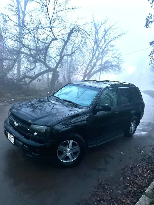 Продам настоящего американца- chevrolet trailblazer, 2007 г. в. объём двигателя 4.2/ 295 л. с. автомат. в максимальной редкой комплектации ltz с люком, датчик света, датчик дождя, память сидений, круиз контроль. carplay. розетки, обогрев сидений с возможностью отдельного обогрева спинки сиденья, заводское прицепное, имеется сервисная книжка. туманки - линзы 200км назад заменил все фильтра масла резина новая а/т все сезонка, приобретена месяц назад люк не течёт климат 3-х зонный, холодит, что руки отмерзают газ не стоял все что должно работать, работает. автомобиль не новый, имеются следы эксплуатации. отличная альтернатива прадо и паджеро, но с более приятной ценой. документы в порядке, переоформление по дкп или мрэо цена 900.000 торг у капота с реальным адекватеным покупателем. готов выслушать ваши предложения. можно на обмен. находится в г. макеевка тел. +79494030429 📲 tg: @zyranooov 📞 звоните: +7(949)4030429 - фотография - 4