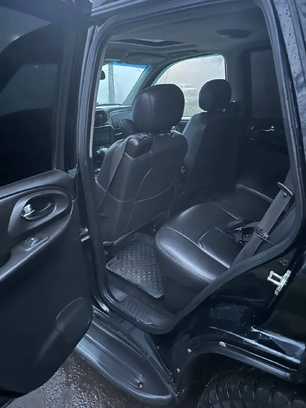 Продам настоящего американца- chevrolet trailblazer, 2007 г. в. объём двигателя 4.2/ 295 л. с. автомат. в максимальной редкой комплектации ltz с люком, датчик света, датчик дождя, память сидений, круиз контроль. carplay. розетки, обогрев сидений с возможностью отдельного обогрева спинки сиденья, заводское прицепное, имеется сервисная книжка. туманки - линзы 200км назад заменил все фильтра масла резина новая а/т все сезонка, приобретена месяц назад люк не течёт климат 3-х зонный, холодит, что руки отмерзают газ не стоял все что должно работать, работает. автомобиль не новый, имеются следы эксплуатации. отличная альтернатива прадо и паджеро, но с более приятной ценой. документы в порядке, переоформление по дкп или мрэо цена 900.000 торг у капота с реальным адекватеным покупателем. готов выслушать ваши предложения. можно на обмен. находится в г. макеевка тел. +79494030429 📲 tg: @zyranooov 📞 звоните: +7(949)4030429 - фотография - 5