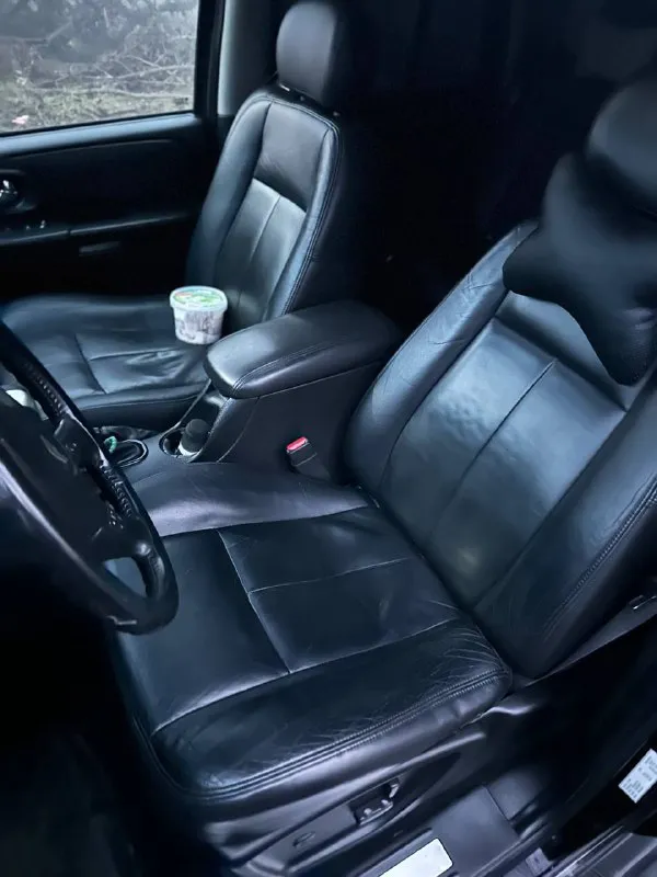 Продам настоящего американца- chevrolet trailblazer, 2007 г. в. объём двигателя 4.2/ 295 л. с. автомат. в максимальной редкой комплектации ltz с люком, датчик света, датчик дождя, память сидений, круиз контроль. carplay. розетки, обогрев сидений с возможностью отдельного обогрева спинки сиденья, заводское прицепное, имеется сервисная книжка. туманки - линзы 200км назад заменил все фильтра масла резина новая а/т все сезонка, приобретена месяц назад люк не течёт климат 3-х зонный, холодит, что руки отмерзают газ не стоял все что должно работать, работает. автомобиль не новый, имеются следы эксплуатации. отличная альтернатива прадо и паджеро, но с более приятной ценой. документы в порядке, переоформление по дкп или мрэо цена 900.000 торг у капота с реальным адекватеным покупателем. готов выслушать ваши предложения. можно на обмен. находится в г. макеевка тел. +79494030429 📲 tg: @zyranooov 📞 звоните: +7(949)4030429 - фотография - 6