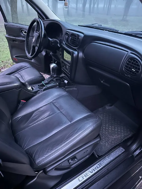 Продам настоящего американца- chevrolet trailblazer, 2007 г. в. объём двигателя 4.2/ 295 л. с. автомат. в максимальной редкой комплектации ltz с люком, датчик света, датчик дождя, память сидений, круиз контроль. carplay. розетки, обогрев сидений с возможностью отдельного обогрева спинки сиденья, заводское прицепное, имеется сервисная книжка. туманки - линзы 200км назад заменил все фильтра масла резина новая а/т все сезонка, приобретена месяц назад люк не течёт климат 3-х зонный, холодит, что руки отмерзают газ не стоял все что должно работать, работает. автомобиль не новый, имеются следы эксплуатации. отличная альтернатива прадо и паджеро, но с более приятной ценой. документы в порядке, переоформление по дкп или мрэо цена 900.000 торг у капота с реальным адекватеным покупателем. готов выслушать ваши предложения. можно на обмен. находится в г. макеевка тел. +79494030429 📲 tg: @zyranooov 📞 звоните: +7(949)4030429 - фотография - 8
