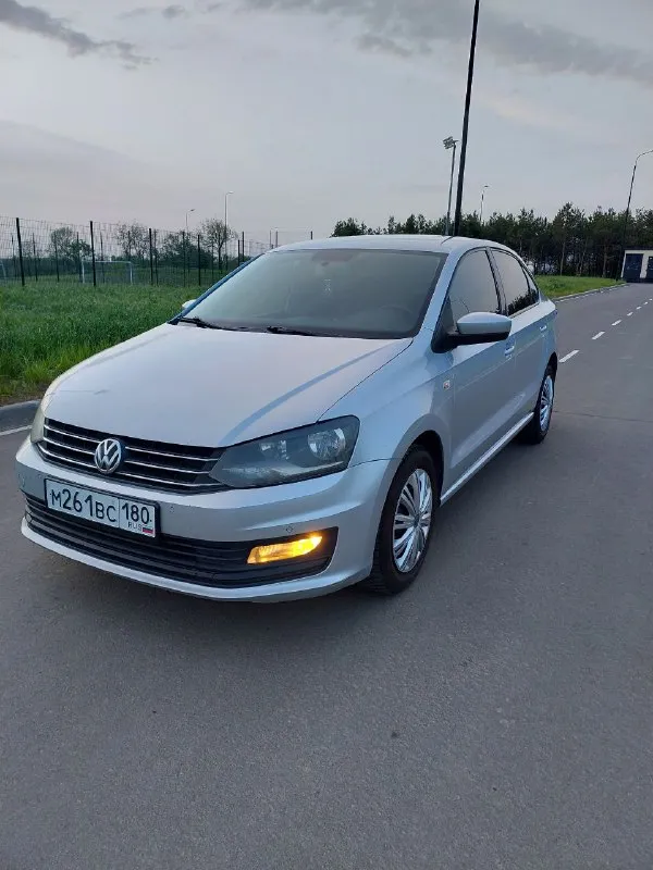 Продам поло 2017года mpi 110лс 6 ступенчатый автомат 166 000 пробега машина в идеальном состоянии, полностью обслужена. автомат отрабатывает чётко, доработан прошивкой jetta. новый грм, кондиционер обслужен. подогревы сидений, зеркал, стёкл. парктроники перед зад, камера заднего вида, андроид. два комплекта резины 1 280 000 рублей +79498335393 📲 tg: и. 📞 звоните: +7(949)8335393 - фотография - 2