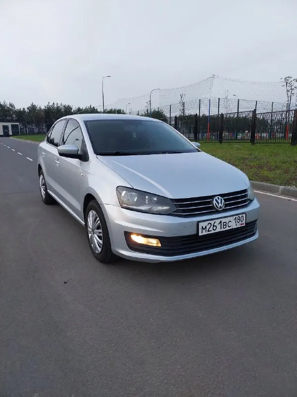 Продам поло 2017года mpi 110лс 6 ступенчатый автомат 166 000 пробега машина в идеальном состоянии, полностью обслужена. автомат отрабатывает чётко, доработан прошивкой jetta. новый грм, кондиционер обслужен. подогревы сидений, зеркал, стёкл. парктроники перед зад, камера заднего вида, андроид. два комплекта резины 1 280 000 рублей +79498335393 📲 tg: и. 📞 звоните: +7(949)8335393 - фотография - 3