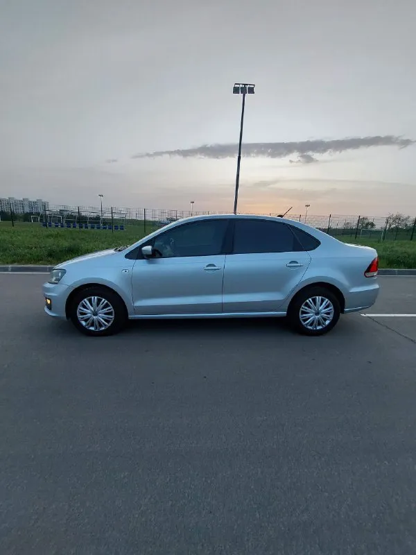 Продам поло 2017года mpi 110лс 6 ступенчатый автомат 166 000 пробега машина в идеальном состоянии, полностью обслужена. автомат отрабатывает чётко, доработан прошивкой jetta. новый грм, кондиционер обслужен. подогревы сидений, зеркал, стёкл. парктроники перед зад, камера заднего вида, андроид. два комплекта резины 1 280 000 рублей +79498335393 📲 tg: и. 📞 звоните: +7(949)8335393 - фотография - 4