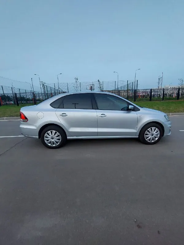 Продам поло 2017года mpi 110лс 6 ступенчатый автомат 166 000 пробега машина в идеальном состоянии, полностью обслужена. автомат отрабатывает чётко, доработан прошивкой jetta. новый грм, кондиционер обслужен. подогревы сидений, зеркал, стёкл. парктроники перед зад, камера заднего вида, андроид. два комплекта резины 1 280 000 рублей +79498335393 📲 tg: и. 📞 звоните: +7(949)8335393 - фотография - 5