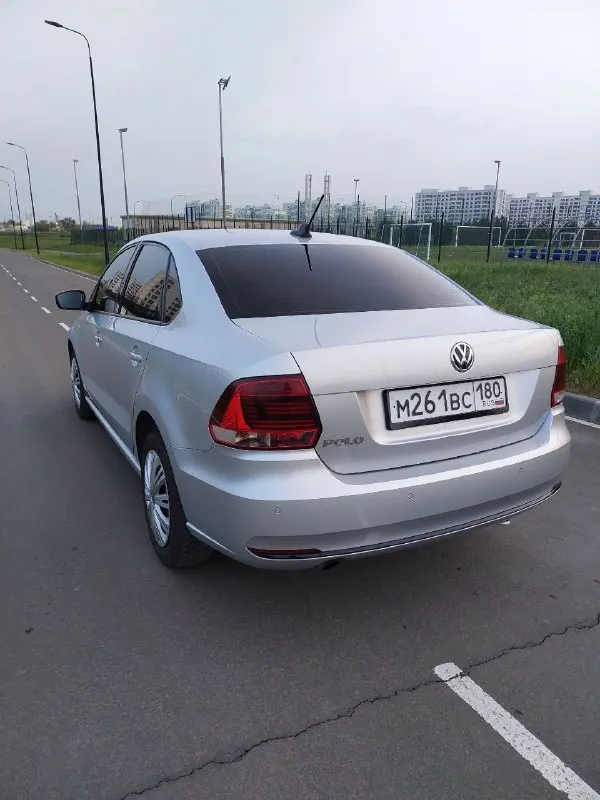 Продам поло 2017года mpi 110лс 6 ступенчатый автомат 166 000 пробега машина в идеальном состоянии, полностью обслужена. автомат отрабатывает чётко, доработан прошивкой jetta. новый грм, кондиционер обслужен. подогревы сидений, зеркал, стёкл. парктроники перед зад, камера заднего вида, андроид. два комплекта резины 1 280 000 рублей +79498335393 📲 tg: и. 📞 звоните: +7(949)8335393 - фотография - 6