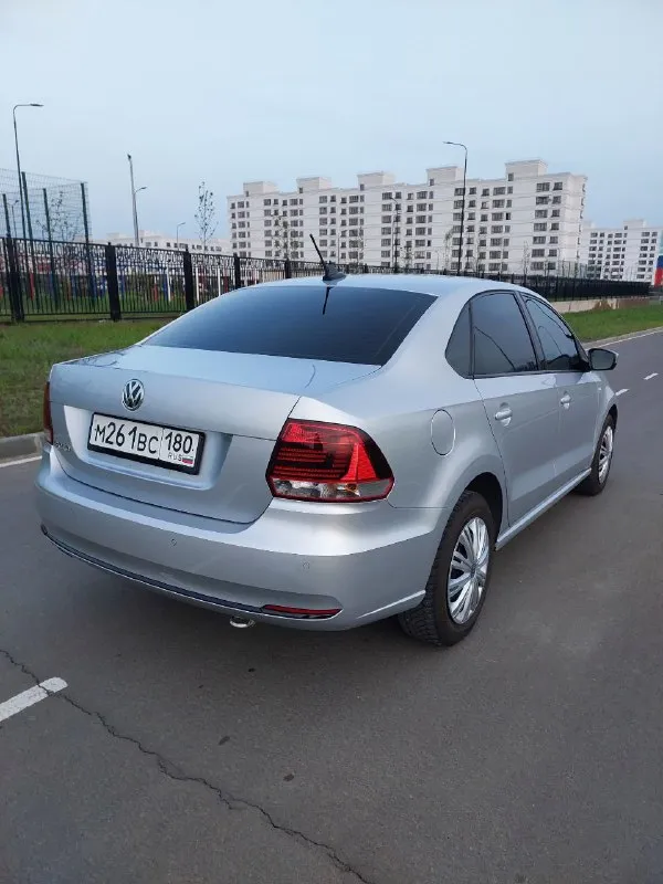 Продам поло 2017года mpi 110лс 6 ступенчатый автомат 166 000 пробега машина в идеальном состоянии, полностью обслужена. автомат отрабатывает чётко, доработан прошивкой jetta. новый грм, кондиционер обслужен. подогревы сидений, зеркал, стёкл. парктроники перед зад, камера заднего вида, андроид. два комплекта резины 1 280 000 рублей +79498335393 📲 tg: и. 📞 звоните: +7(949)8335393 - фотография - 7