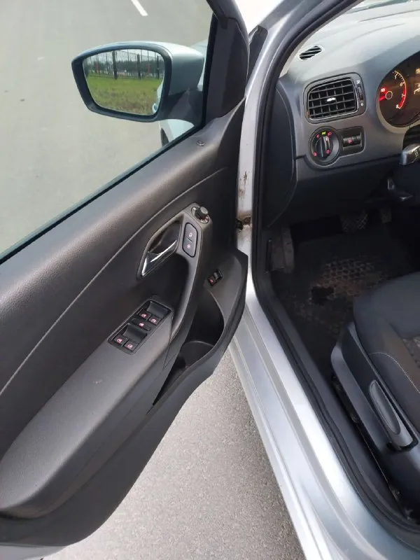 Продам поло 2017года mpi 110лс 6 ступенчатый автомат 166 000 пробега машина в идеальном состоянии, полностью обслужена. автомат отрабатывает чётко, доработан прошивкой jetta. новый грм, кондиционер обслужен. подогревы сидений, зеркал, стёкл. парктроники перед зад, камера заднего вида, андроид. два комплекта резины 1 280 000 рублей +79498335393 📲 tg: и. 📞 звоните: +7(949)8335393 - фотография - 8