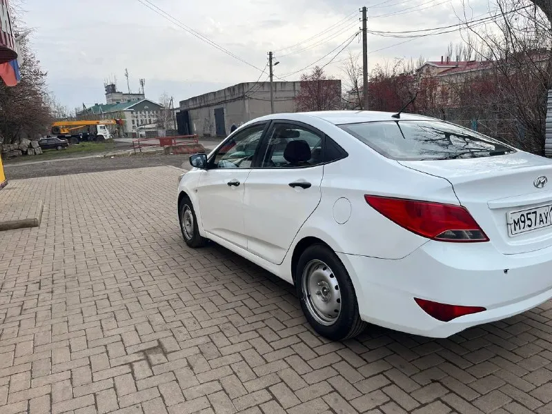 🚗 hyundai солярис год: 2015 тип кпп: механическая 5x ступка дополнительно: на полном ходу, по технике все хорошо, масло не ест, не дымит, ручник держит, все передачи включаются четко, не выбивает. поменяна цепь грм, шруза. стоит газ вписаны в птс. я хозяин, полное переоформление. все вопросы по телефону. тел +79494986459 денис 💶 цена: 600.000₽ + торг у машины 📞 звоните: +7(949)4986459 - фотография - 2