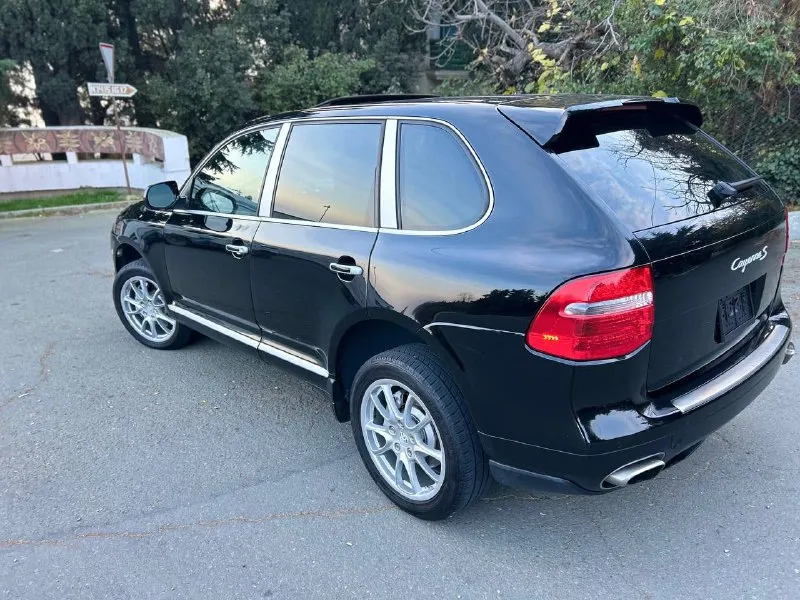 Продам автомобиль в оригинальном, заводском состоянии!(что большая редкость для этих машин) cayenne s, двигатель атмосферный, без турбин, v8, 386 л. с. один владелец с покупки в автосалоне в 2008 году! (за 120000 у. е.) оригинальный пробег 279000 км. полностью заводской окрас, кроме переднего бампера. машина абсолютно заводская, вся безопасность, оптика, остекление, все родное. (только лобовое стекло менялось из за трещины) все узлы работают в штатном режиме, никаких ошибок, и тд. двигатель гильзовался на 180000 км. пробега. пневмоподвеска в идеальном состоянии, работает штатно, держит неделями. автомобиль действительно очень хорошо сохранился, при вменяемом обслуживании еще переездит все новые китайские муляжи машин. по комплектации: пневмоподвеска люк аккустика bose электробагажник адаптивный свет и тд. новый аккумулятор, резина отличная. 1375000 руб. адекватный торг уместен. +7(978)8422305 📲 tg: @ilinjen 📞 звоните: +7(978)8422305 - фотография - 2