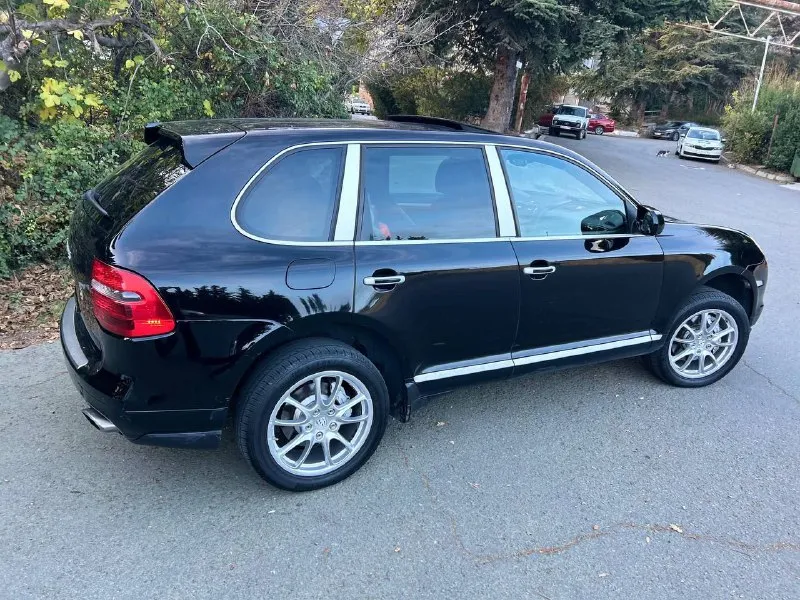 Продам автомобиль в оригинальном, заводском состоянии!(что большая редкость для этих машин) cayenne s, двигатель атмосферный, без турбин, v8, 386 л. с. один владелец с покупки в автосалоне в 2008 году! (за 120000 у. е.) оригинальный пробег 279000 км. полностью заводской окрас, кроме переднего бампера. машина абсолютно заводская, вся безопасность, оптика, остекление, все родное. (только лобовое стекло менялось из за трещины) все узлы работают в штатном режиме, никаких ошибок, и тд. двигатель гильзовался на 180000 км. пробега. пневмоподвеска в идеальном состоянии, работает штатно, держит неделями. автомобиль действительно очень хорошо сохранился, при вменяемом обслуживании еще переездит все новые китайские муляжи машин. по комплектации: пневмоподвеска люк аккустика bose электробагажник адаптивный свет и тд. новый аккумулятор, резина отличная. 1375000 руб. адекватный торг уместен. +7(978)8422305 📲 tg: @ilinjen 📞 звоните: +7(978)8422305 - фотография - 3