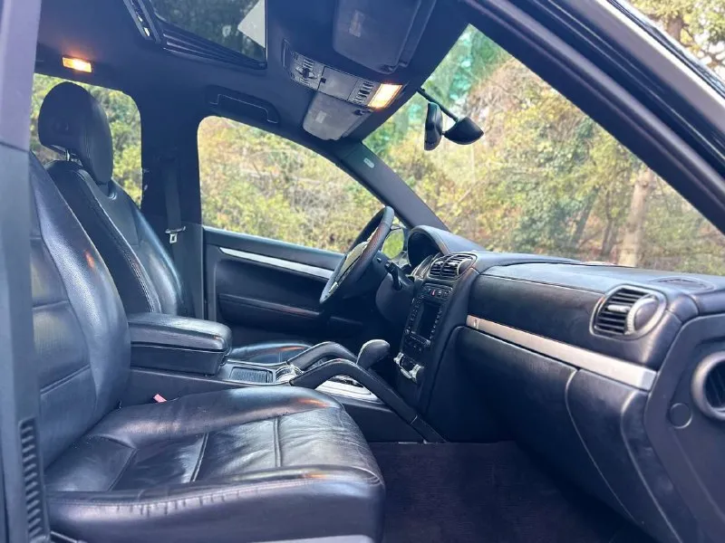 Продам автомобиль в оригинальном, заводском состоянии!(что большая редкость для этих машин) cayenne s, двигатель атмосферный, без турбин, v8, 386 л. с. один владелец с покупки в автосалоне в 2008 году! (за 120000 у. е.) оригинальный пробег 279000 км. полностью заводской окрас, кроме переднего бампера. машина абсолютно заводская, вся безопасность, оптика, остекление, все родное. (только лобовое стекло менялось из за трещины) все узлы работают в штатном режиме, никаких ошибок, и тд. двигатель гильзовался на 180000 км. пробега. пневмоподвеска в идеальном состоянии, работает штатно, держит неделями. автомобиль действительно очень хорошо сохранился, при вменяемом обслуживании еще переездит все новые китайские муляжи машин. по комплектации: пневмоподвеска люк аккустика bose электробагажник адаптивный свет и тд. новый аккумулятор, резина отличная. 1375000 руб. адекватный торг уместен. +7(978)8422305 📲 tg: @ilinjen 📞 звоните: +7(978)8422305 - фотография - 5