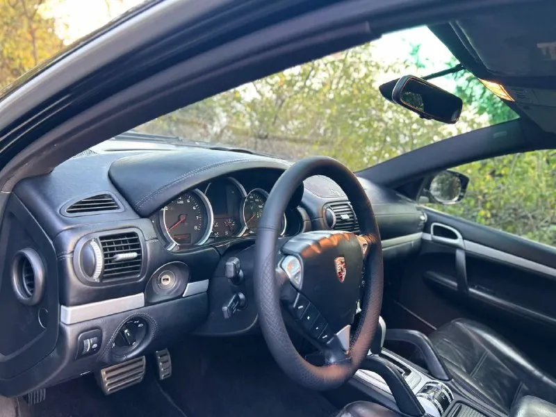 Продам автомобиль в оригинальном, заводском состоянии!(что большая редкость для этих машин) cayenne s, двигатель атмосферный, без турбин, v8, 386 л. с. один владелец с покупки в автосалоне в 2008 году! (за 120000 у. е.) оригинальный пробег 279000 км. полностью заводской окрас, кроме переднего бампера. машина абсолютно заводская, вся безопасность, оптика, остекление, все родное. (только лобовое стекло менялось из за трещины) все узлы работают в штатном режиме, никаких ошибок, и тд. двигатель гильзовался на 180000 км. пробега. пневмоподвеска в идеальном состоянии, работает штатно, держит неделями. автомобиль действительно очень хорошо сохранился, при вменяемом обслуживании еще переездит все новые китайские муляжи машин. по комплектации: пневмоподвеска люк аккустика bose электробагажник адаптивный свет и тд. новый аккумулятор, резина отличная. 1375000 руб. адекватный торг уместен. +7(978)8422305 📲 tg: @ilinjen 📞 звоните: +7(978)8422305 - фотография - 6